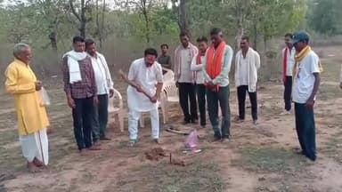 पवई: ग्राम कल्दा में नवनिर्मित शबरी माता मंदिर के पास स्थानीय लोगों की उपस्थिति में सामुदायिक भवन का किया गया भूमि पूजन