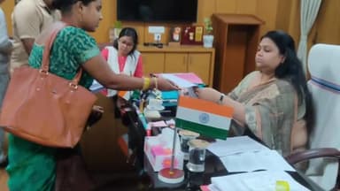 हज़ारीबाग: उपायुक्त के जनता दरबार में पहुंचे फरियादी,  सभी आवेदनों पर उपायुक्त ने त्वरित करवाई करने का दिया निर्देश