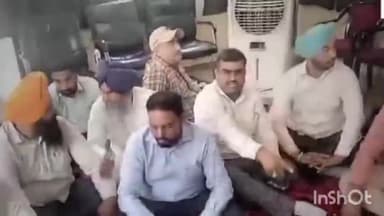 ਖਰੜ: ਨਾਜਾਇਜ਼ ਕਬਜ਼ੇ ਨੂੰ ਲੈ ਕੇ ਅੱਜ ਨਗਰ ਕੌਂਸਲ ਦੀ ਪ੍ਰਧਾਨ ਜਸਪ੍ਰੀਤ ਲੋਂਗੀਆ ਨੇ ਸਭ ਐਮਸੀ ਸਾਹਿਬਾਨ ਨਾਲ ਮਿਲ ਕੇ ਕੌਂਸਲ ਦੇ ਬਾਹਰ ਲਗਾਇਆ ਧਰਨਾ