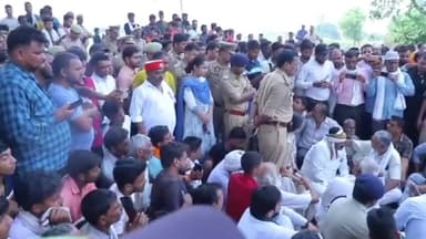 एत्मादपुर: गांव रुपधनू में पुलिस प्रताड़ना से आत्म हत्या के करने वाले दो भाइयों के परिवारजनों से मिलने पहुंचे एसपी सिंह वघेल