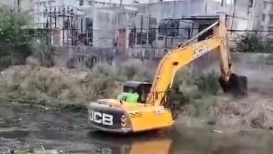 गोरखपुर: मानसून से पहले जलभराव से निपटने के लिए सिंचाई विभाग के बाढ़ खंड-2 द्वारा रामगढ़ताल नाला की कराई जा रही सफाई