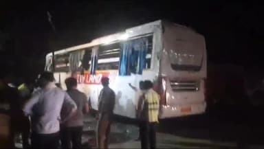 मेरठ: परतापुर क्षेत्र में ड्राइवर को नींद की झपकी लगने से  टूरिस्ट बस अनियंत्रित होकर पलटी, दर्जनों सवारियां हुईं घायल