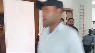 गोरखपुर: पटरी व्यावसायिक संघ ने वेंडिंग जोन में जल भराव और मूलभूत सुविधाओं को लेकर नगर आयुक्त को सौंपा ज्ञापन