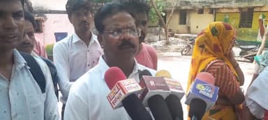 सिरोंज से आए आउटसोर्स कर्मचारीयों ने जिला मुख्यालय पर रैली निकाल कर कलेक्टर एवं श्रम पदाधिकारी को सुभाष बोहत के नेतृत्व मे ज्ञापन सोपा ।