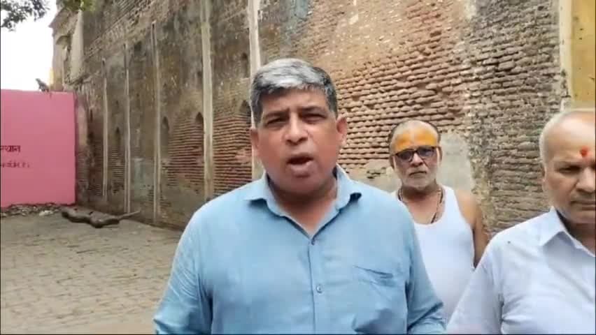 #सोरों जी शूकर क्षेत्र कासगंज में सेठ पन्नालाल धर्मशाला 200-250 साल पुरानी है। आज यह धर्मशाला जर्जर हो गई है और अपने जीणोद्धार का इंतजार कर रही है। मैं कासगंज जिला प्रशासन से कहूंगा कि यहां पर काफी तीर्थ यात्री आते हैं, यदि इस धर्मशाला का ज
