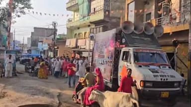 विदिशा नगर: प्रदीप मिश्रा की शिव महापुराण कथा के निमंत्रण पत्र एवं पीले चावल देकर शहर के लोगों को आमंत्रित किया