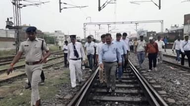 बक्सर: डीआरएम ने किया बक्सर रेलवे स्टेशन का निरीक्षण, वर्ल्ड क्लास रेलवे स्टेशन के सवाल पर दी सफाई ..