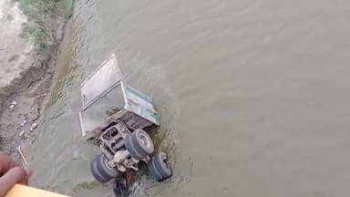 जैनापुर: रामगंगा नदी पर बने डबरी पुल की रीलिग तोड़ कर  नीचे गिरा डम्पर, अभी तक कोई जानकारी नहीं मिली कैसे गिरा।