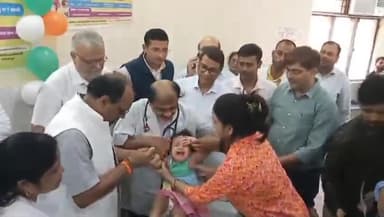 गोरखपुर: जिला महिला अस्पताल पर सीएमओ ने छोटे बच्चों को विटामिन-ए की खुराक पिलाकर की विटामिन-ए  सम्पूर्ण अभियान की शुरुआत