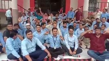 मुरादाबाद: सिविल लाइन थाना क्षेत्र में को ऑपरेटिव बैंक एम्पलाइज यूनियन ने वेतन पुनरीक्षण न होने पर की हड़ताल