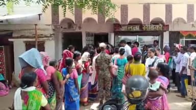 कोलेबिरा: बैंक ऑफ़ इंडिया बानो में उमड़ती भीड़ और लोगों की समस्याओं को लेकर बीडीओ ने शाखा प्रबंधक से की मुलाकात