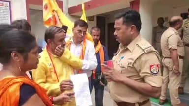 एत्मादपुर: थाना एत्माद्दौला के बाहर अखिल भारत हिंदू महासभा ने असदुद्दीन ओवैसी का फूंका पुतला,थाना एत्मादौला में दी तहरीर