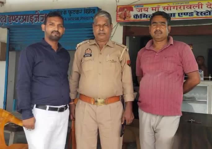 #कल दिनांक 26 जून 2024 को #थाना_पंवार_जनपद #जौनपुर में #श्री #आदरणीय_रामाश्रय_प्रजापति SI जी से 
 #शिष्टाचार_मुलाकात किया।
           साथ में बड़े भाई श्री #जनार्दन_प्रजापति #प्रमोद #प्रजापति.....उपस्थित रहे....! 
            #बृजेश_प्रजापत