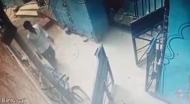 जोधपुर: जालोरी गेट के भीतरी क्षेत्र में चोर साईकिल चुरा कर ले गया, CCTV कैमरे में कैद हुई चोर की तस्वीरें