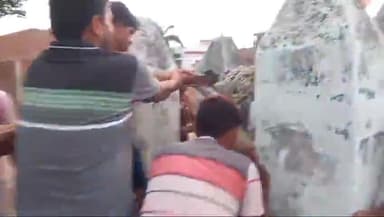 करछना: लवायन कला गांव में बकरी अचानक कुएं में गिरी,स्थानीय लोगों ने कड़ी मशक्कत कर सुरक्षित निकाला बाहर