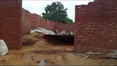 सरधना: गांव मिलक में तेज़ बारिश व आंधी की वजह से मकान पर लगा शेड गिरा, लाखों का हुआ नुकसान