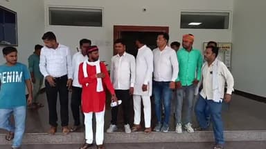 मंझनपुर: नगर पालिका मंझनपुर दफ्तर में सभासदों का प्रदर्शन, अध्यक्ष व ईओ के आपसी रार में क्षेत्र के विकास ठप होने का आरोप