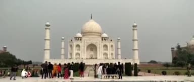 आगरा: ताजमहल घूमने आए पोलैंड के दो पर्यटक अपने दल से बिछड़े, पुलिस ने मिलाया