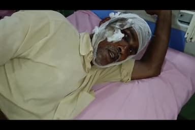 बरेली: फरीदपुर थाना क्षेत्र में मामूली कहासुनी के चलते व्यक्ति को लाठी डंडों से जमकर पीटा हुआ घायल,जिला अस्पताल में भर्ती