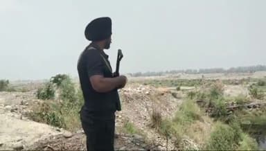 ਪਠਾਨਕੋਟ: ਜੰਮੂ ਕਸ਼ਮੀਰ ਵਾਲੇ ਪਾਸੇ ਇੱਕ ਸ਼ੱਕੀ ਵਿਅਕਤੀ ਵੇਖੇ ਜਾਨ ਤੋਂ ਬਾਅਦ ਮੁੜ ਪਠਾਨਕੋਟ ਪੁਲਿਸ ਨੇ ਸਰਹਦੀ ਇਲਾਕੇ ਵਿੱਚ ਚਲਾਇਆ ਸਰਚ ਆਪਰੇਸ਼ਨ