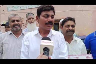 बरेली: जगतपुर में जलभराव से परेशान लोगों ने नगरायुक्त को घेरा, कहा: नहीं बनी सड़क और नाली