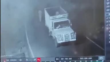 भोगांव: भोगांव के ग्राम मानिकपुर में भैंस चोरी करते चोरों का सीसीटीवी फुटेज सामने आने के बाद भी नहीं लगा भैंस का सुराग