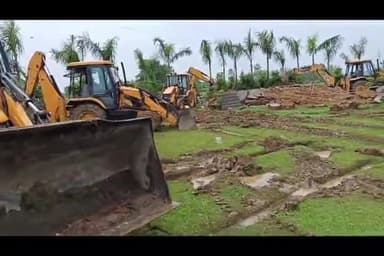 बरेली: बरेली गोलीकांड के आरोपी आदित्य उपाध्याय के सांवरिया लॉन पर गरजा बीडीए का बुलडोजर माफिया के दो होटल भी हुए सील