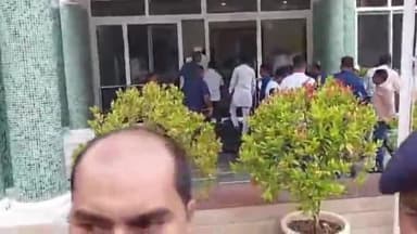 कांके: रांची के होटवार जेल से निकलने के बाद मोरहाबादी स्थित शिबू सोरेन के आवास पहुंचे हेमंत सोरेन