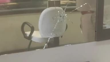 कांके: बिरसा चौक स्थित एक ज्वेलर्स दुकान में अपराधियों ने लूट और फायरिंग की वारदात को दिया अंजाम