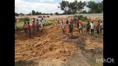 सिसई: डाढ़ा गांव स्थित बड़ा तालाब के समीप श्मशान घाट में भू माफिया द्वारा अवैध रूप से कब्जा करने का प्रयास।