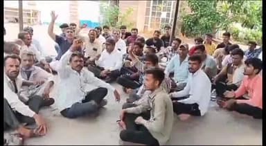 जोधपुर: नाले में डूबने से युवक की मौत के मामले में परिवारजनों ने महात्मा गांधी अस्पताल की मोर्चरी के बाहर दिया धरना