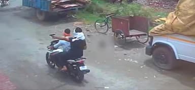 मेरठ: पल्लवपुरम क्षेत्र में युवक के घर पर ताबड़तोड़ फायरिंग,फायरिंग करते बदमाश CCTV में क़ैद