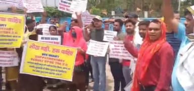 पटना ग्रामीण: पटना में TRE-2के सप्लीमेंट्री रिजल्ट की मांग को लेकर शिक्षक अभ्यर्थियों ने किया प्रदर्शन,पुलिस पर बैनर छीनने लगाया आरोप