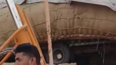 चौमूं: चोमू क्षेत्र के सीकर रोड पर नदी पुलिया के पास चारे से भरी ट्रैक्टर-ट्रॉली अनियंत्रित होकर पलटी, हाईवे पर लगा लंबा जाम