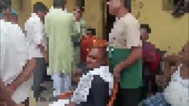 गोपालगंज: हजियापुर गांव में घरेलू विवाद को लेकर हुई मारपीट की घटना के बाद मौके पर पहुंची डायल 112 की टीम, जांच में जुटी।