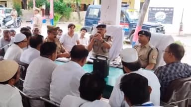 मंझनपुर: सकुशल तरीके से मोहर्रम मनाए जाने के संबंध में एडिशनल एसपी और सीओ ने करारी में सम्भ्रांत लोगों साथ की अहम बैठक