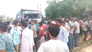 घाटमपुर: पतारा कस्बे में तेज रफ्तार डंपर आगे चल रहे ट्रक में पीछे से घुसा,डंपर चालक हुआ गंभीर रूप से घायल,जिला अस्पताल रेफर