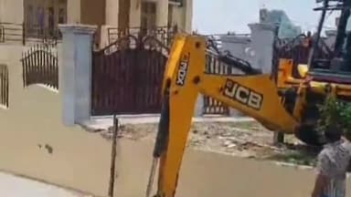 पूर्णागिरि: CM के निर्देश पर प्रशासन द्वारा जल निकासी की समस्या के समाधान के लिए बनबसा में ड्रेनेज प्लान के तहत बनाया जा रहा है नाला