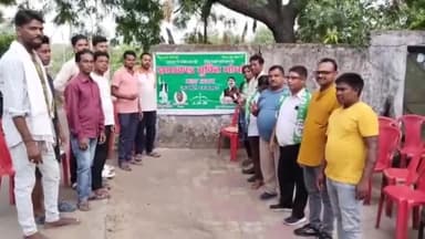 झरिया/जोरापोखर/सिंदरी: पूर्व मुख्यमंत्री हेमंत सोरेन को जमानत मिलने के बाद झारखंड मुक्ति मोर्चा झरिया नगर कमेटी के द्वारा तीसरा मोड पर मनाया गया जश्न।