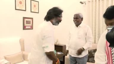 कांके: रांची के कांके रोड स्थित हेमंत सोरेन के आवास पहुंचकर सीएम ने हेमंत सोरेन से की मुलाकात