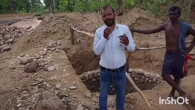 मनिका: पानी की एक बूंद को तरस रहे मनिका प्रखंड के आदिवासी ग्रामीणों ने श्रमदान से कर डाला कुआ निर्माण।