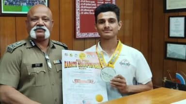 पूर्णागिरि: टनकपुर निवासी पुलिस के जवान प्रशांत ने असम में आयोजित ऑल इंडिया प्रतियोगिता में जीता सिल्वर मेडल