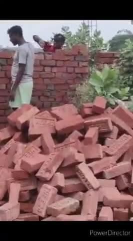 सिंघिया: विष्णुपुर डीहा गांव स्थित विद्यालय परिसर में बाउंड्री वाल का कराया जा रहा निर्माण विद्यालय में सुरक्षा व्यवस्था