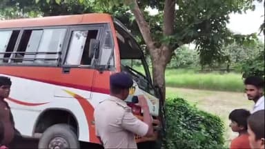 चनपटिया: मैनाटाड बेतिया पथ में शिवघाट पुल के समीप एक बस अनियंत्रित होकर पेड़ से टकरा गई