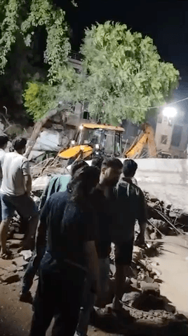 #Mathura में गंगाजल परियोजना से बनी पानी की टंकी धराशाई

#मथुरा #यूपी #न्यूज़ #प्रेस #राजनीति #waterTank #गंगाजल #परियोजना #पानी_की _टंकी #फटी #breaking #वृंदावन