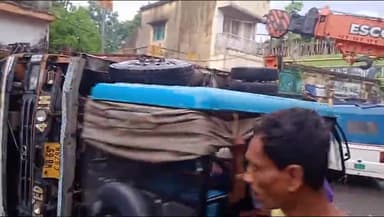 बरहरुवा: अनियंत्रित चिप्स लोड ट्रक रेलवे फाटक के समीप पलटा, बाल बाल बचा चालक