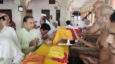 सुसनेर: त्रिमूर्ति मंदिर में आचार्य प्रज्ञासागर जी ने कहा- भारत की भूमि धार्मिक भूमि है, यहां कण-कण और मन-मन में भगवान बसते हैं