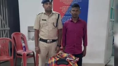 कांके: रांची के मुरी स्टेशन पर आरपीएफ ने एक यात्री का ट्रेन में छूटा हुआ बैग बरामद कर किया वापस