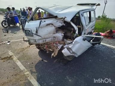 उरई: एट थाना क्षेत्र के नेशनल हाईवे 27 पर तेज रफ्तार ओमनी कर रेलिंग से टकराई एक महिला की हुई मौत दो लोग हुए घायल।