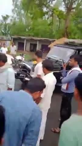 लखीमपुर: कैमहरा चौराहे के पास डायल-112 और फोर व्हीलर गाड़ी की टक्कर में एक गाड़ी का ड्राइवर हुआ घायल